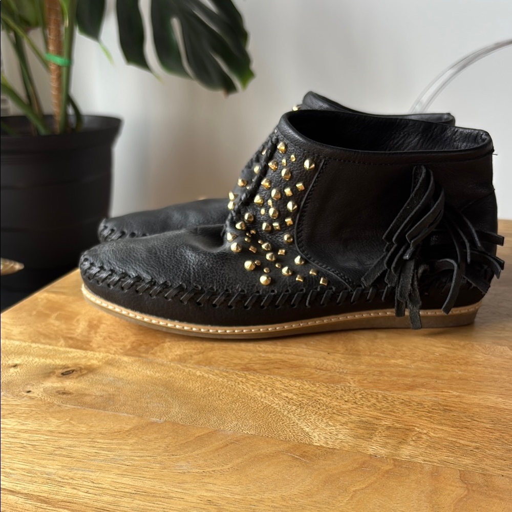Zara Black and Gold Moccasins with Elegant Design